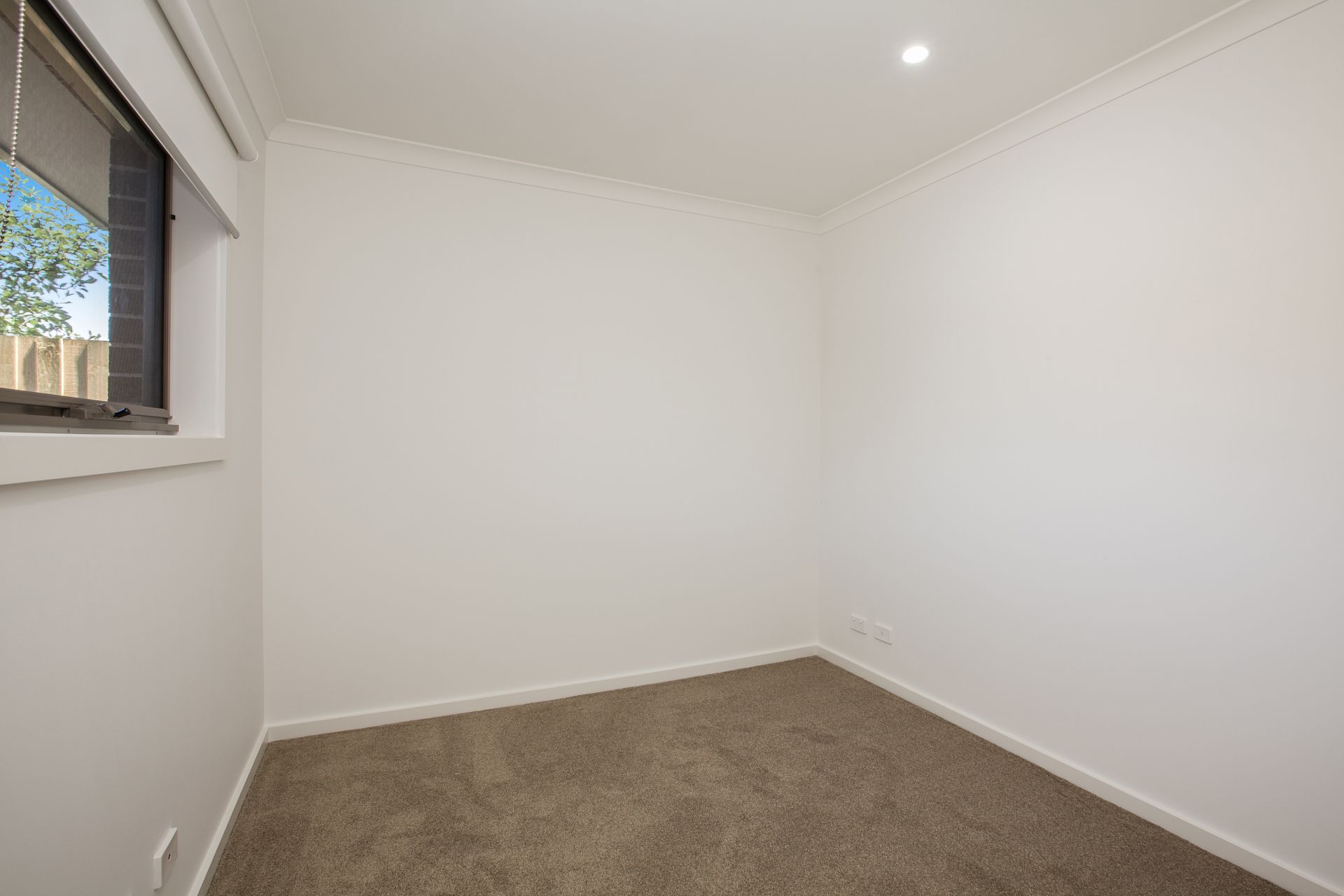NEAR NEW UNIT IN GREAT LOCATION   *Insp  Sat 18th Feb @ 10:20am*