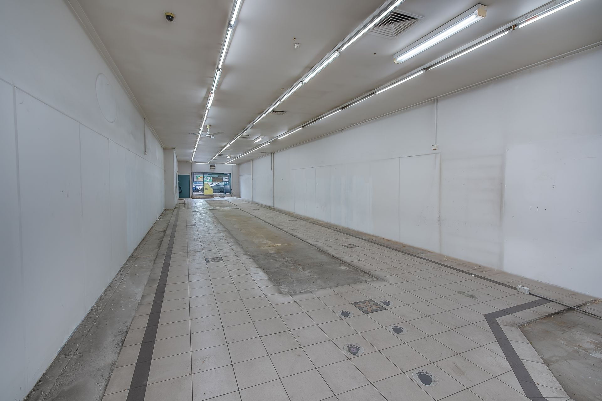 BE SEEN ON BUSY HIGH STREET! - OWNER WILL CONSIDER ALL OFFERS