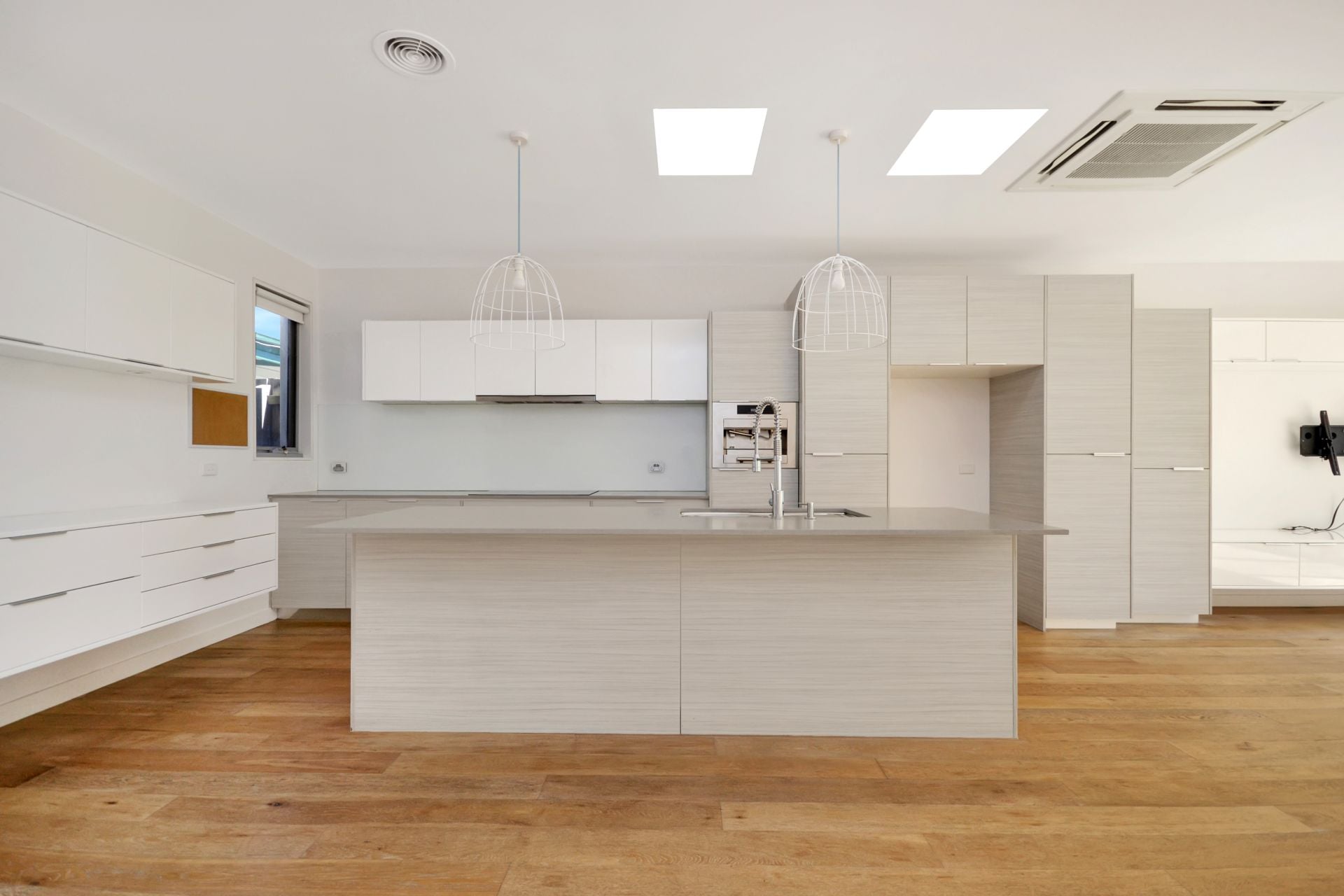 EXQUISITE ELEGANCE IN THE HEART OF THORNBURY