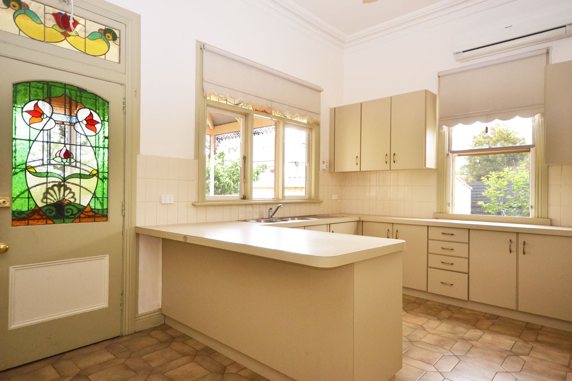 CLASSIC TIMELESS BEAUTY MATCHED WITH A FIRST CLASS LOCATION