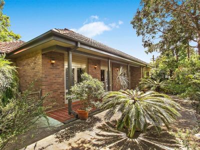 Unique freestanding villa in small parkside complex