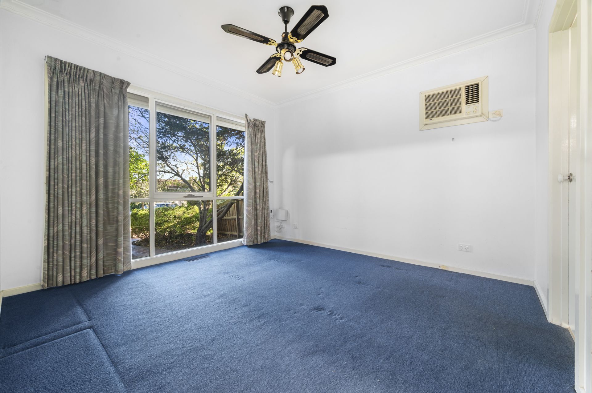 PERFECT FIRST HOME OR INVESTMENT - GREAT  LOCATION