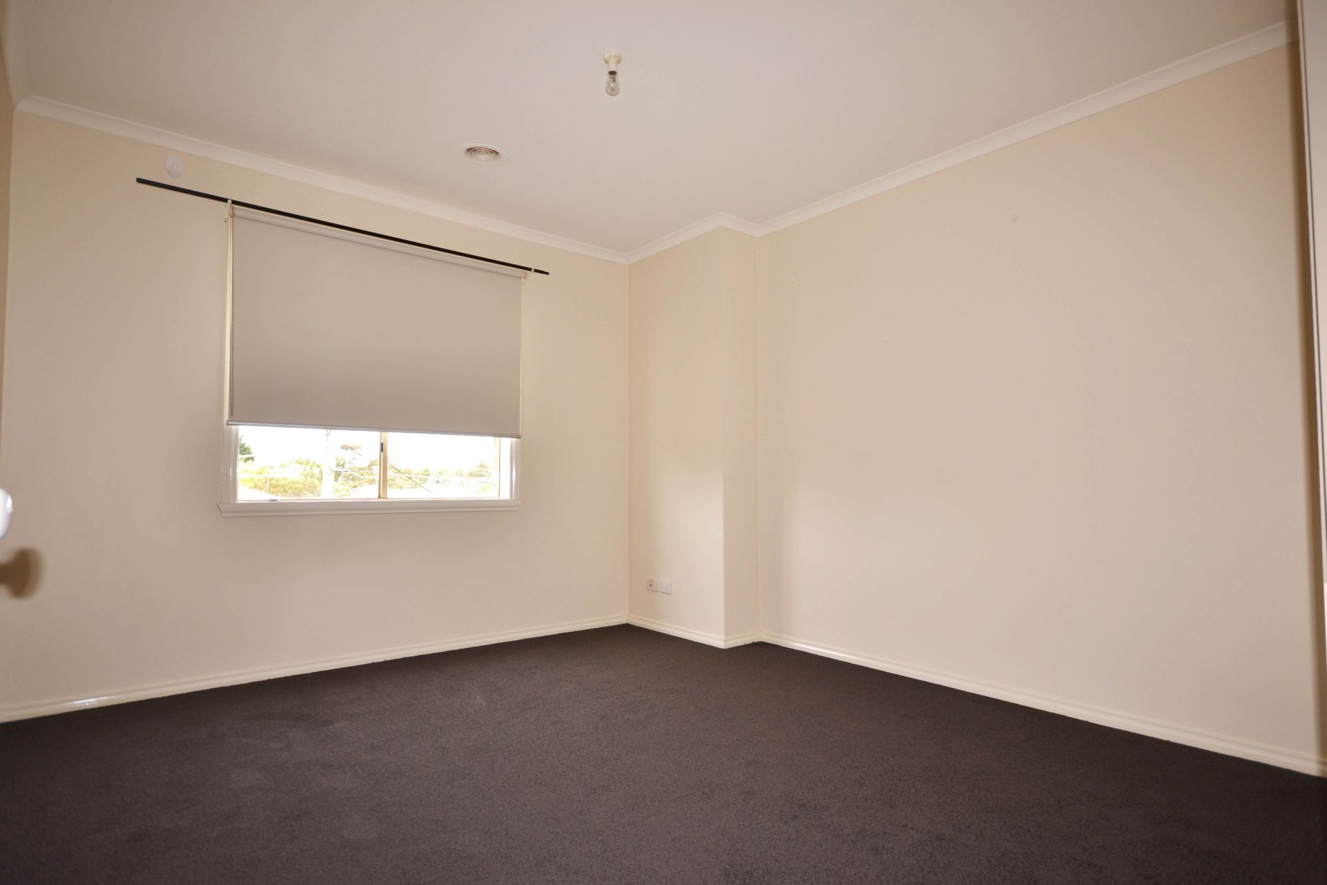 WITHIN WALKING DISTANCE TO SHOPS, TRAIN & BUS