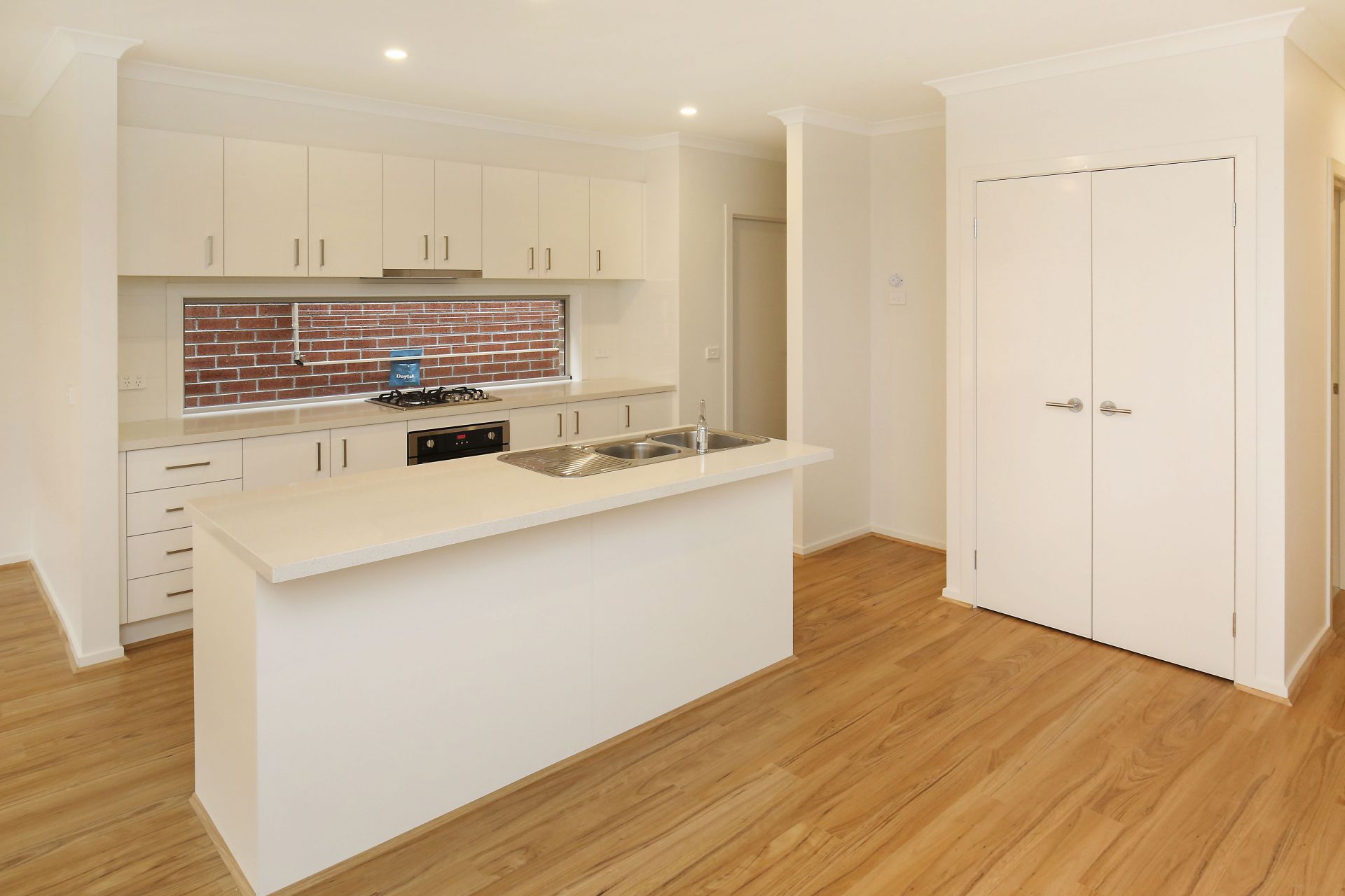 MODERN & SPACIOUS TOWNHOUSE