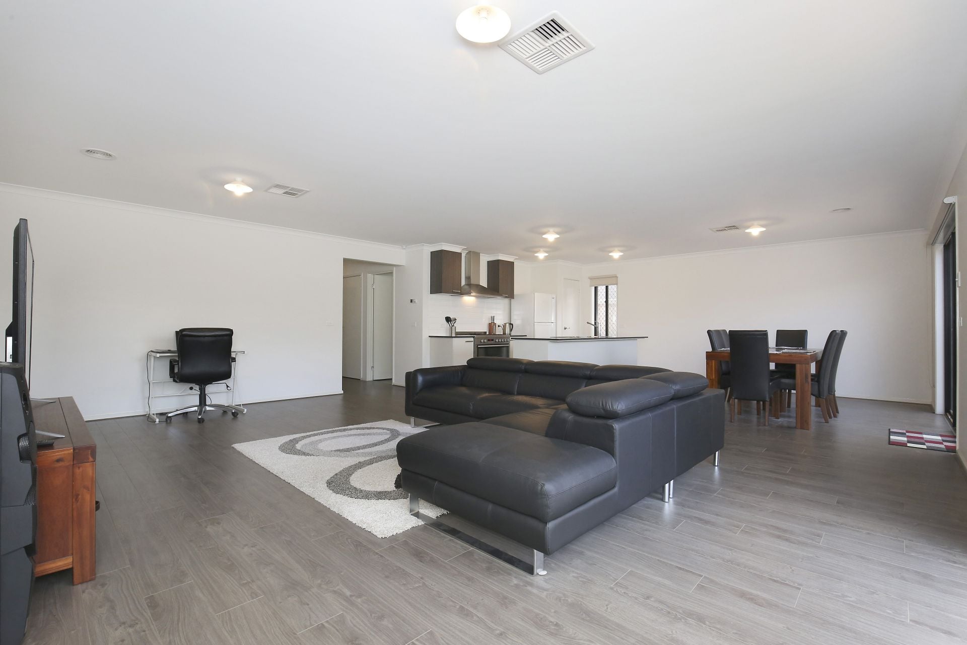 SPACIOUS IN A CENTRAL LOCATION OF MERRIFIELD ESTATE
