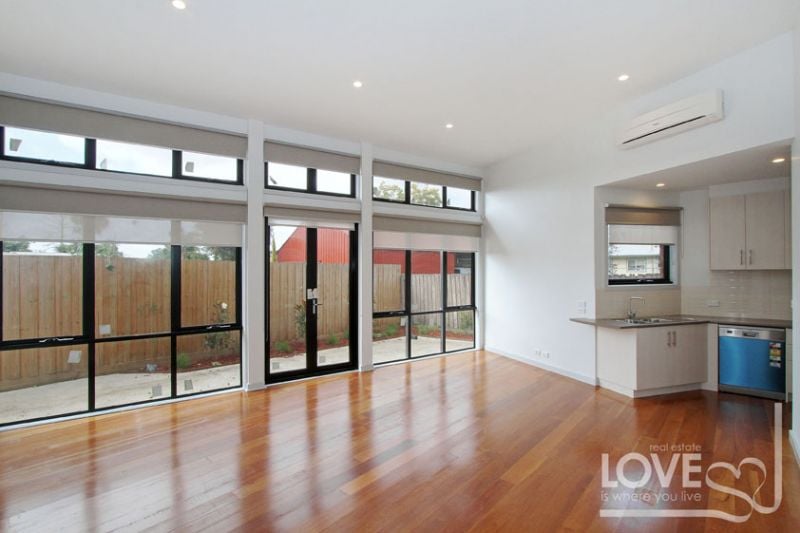 2/4 Boldrewood Parade, Reservoir