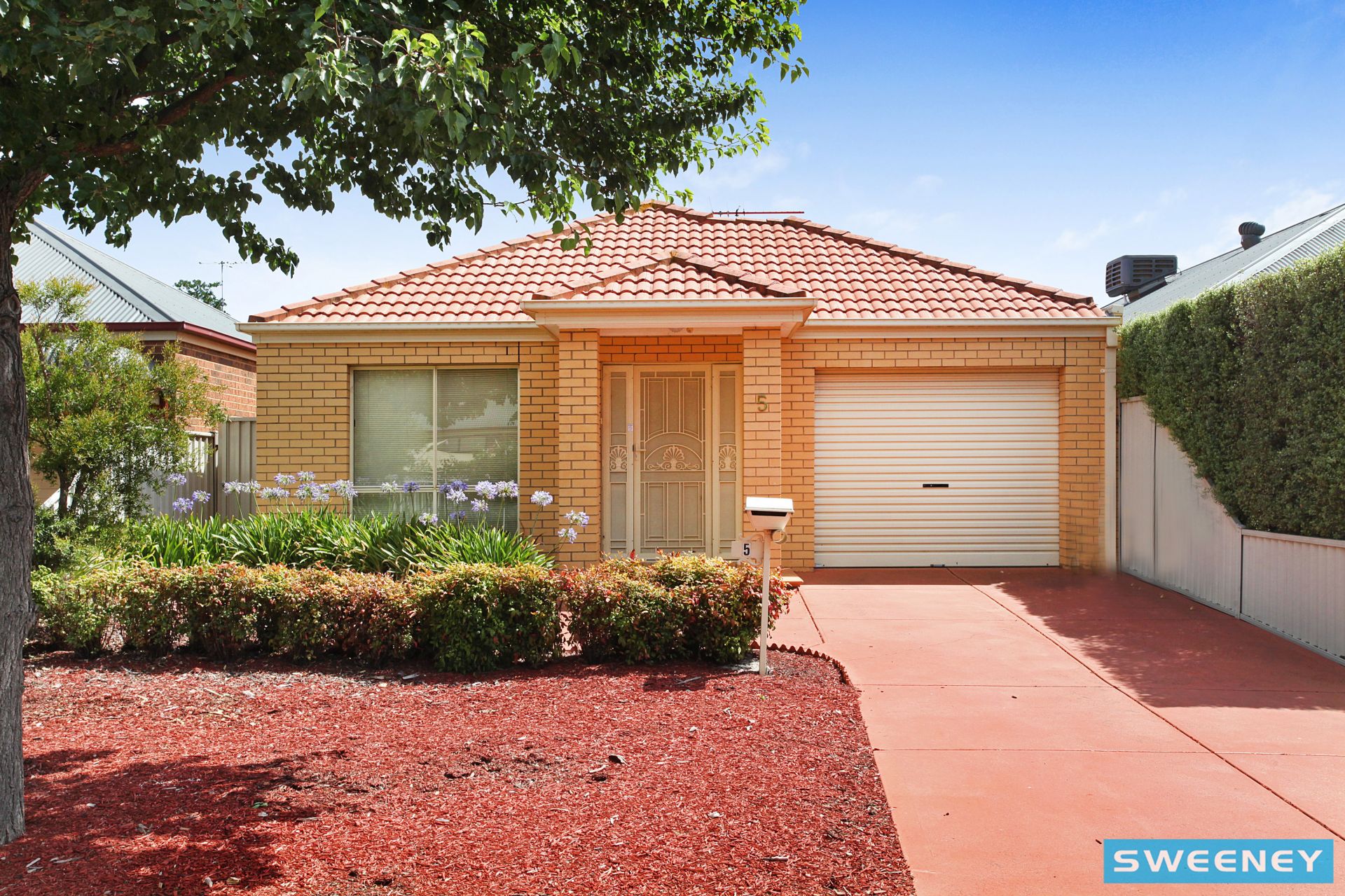 5 Blenheim Way, Caroline Springs - Thumbnail 2