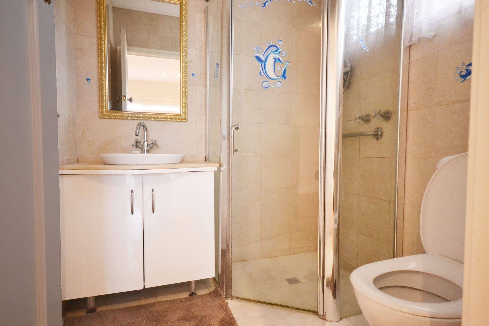 CUTE, COSY AND CONVENIENTLY LOCATED.