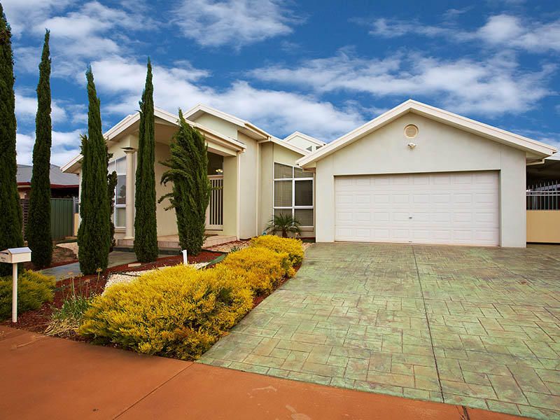 64 Chisholm Drive, Caroline Springs - Thumbnail 2