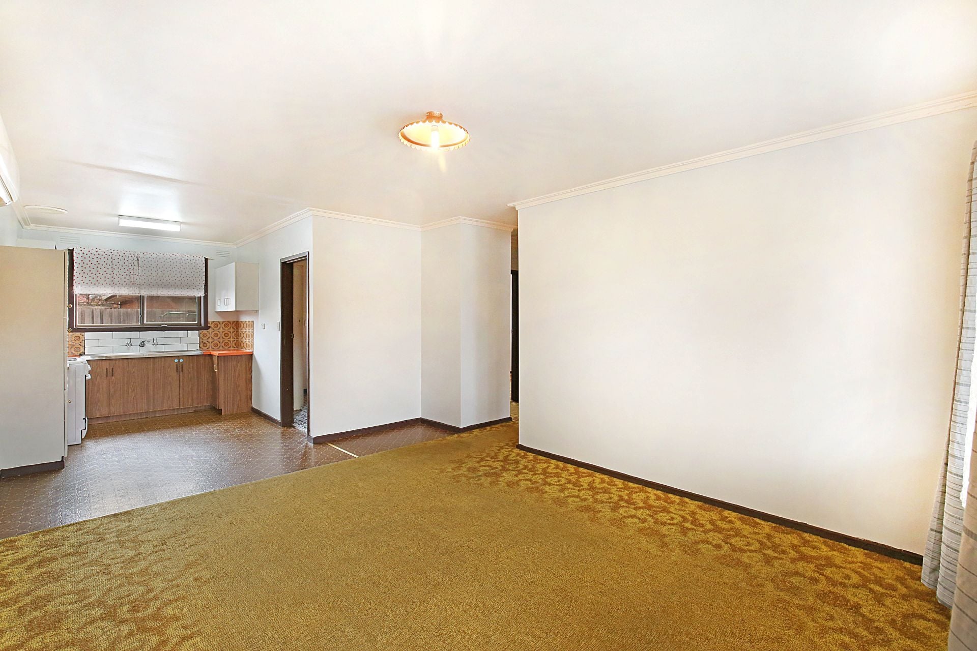 WALKING DISTANCE TO AMENITIES!