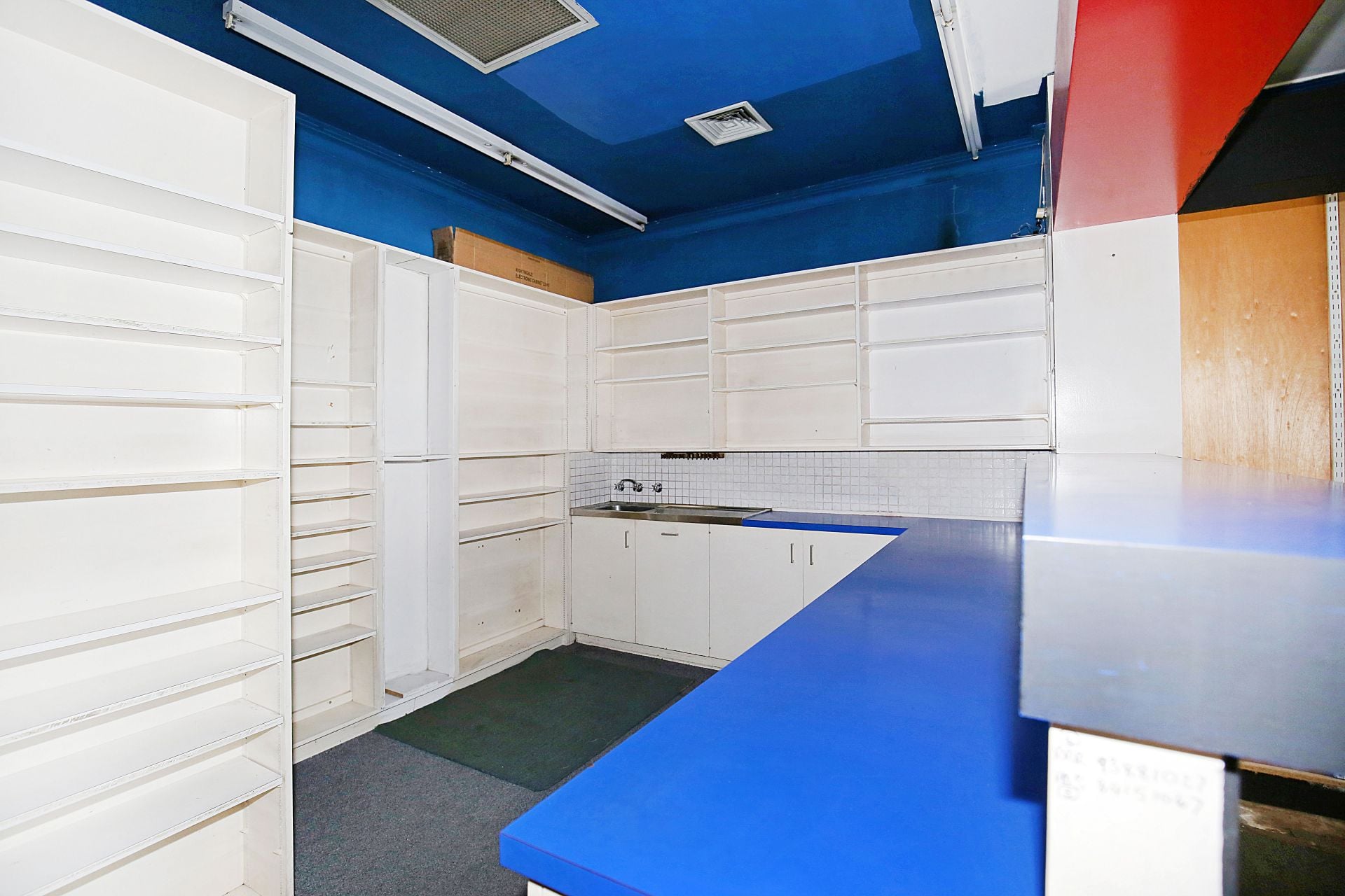 RETAIL SHOP/OFFICE IN BUSY SHOPPING STRIP  ***UNDER OFFER**