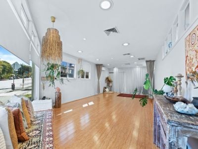 RARE REFURBISHED FREESTANDING RETAIL/OFFICE!