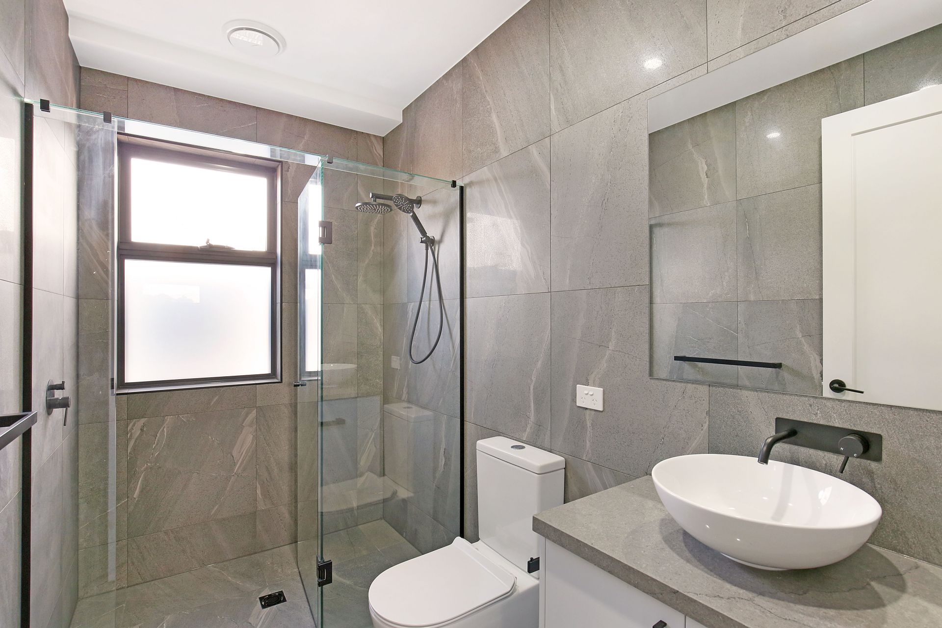Well-Equipped Two Bedroom Townhouse in the Heart of Thornbury!
