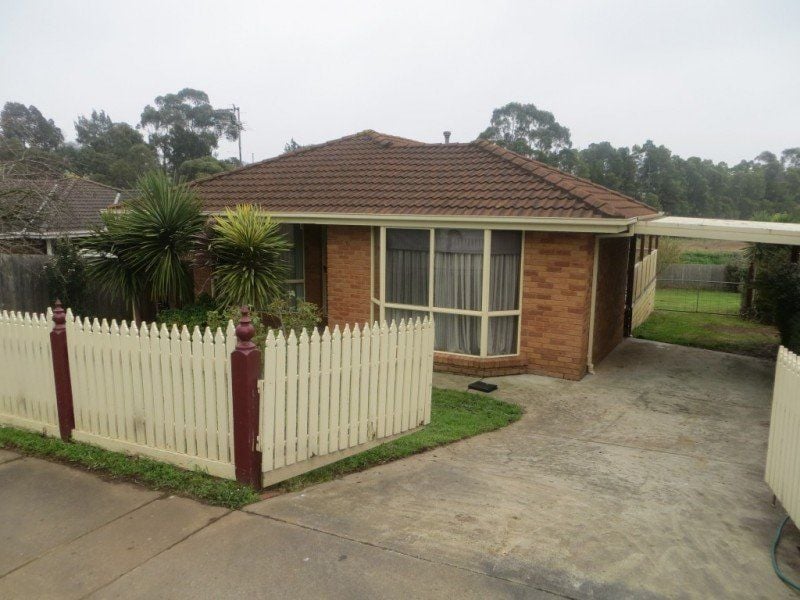 13 Walker Drive, Drouin VIC