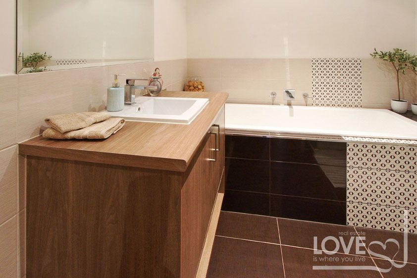 Luxurious, Spacious And Opposite The Park!