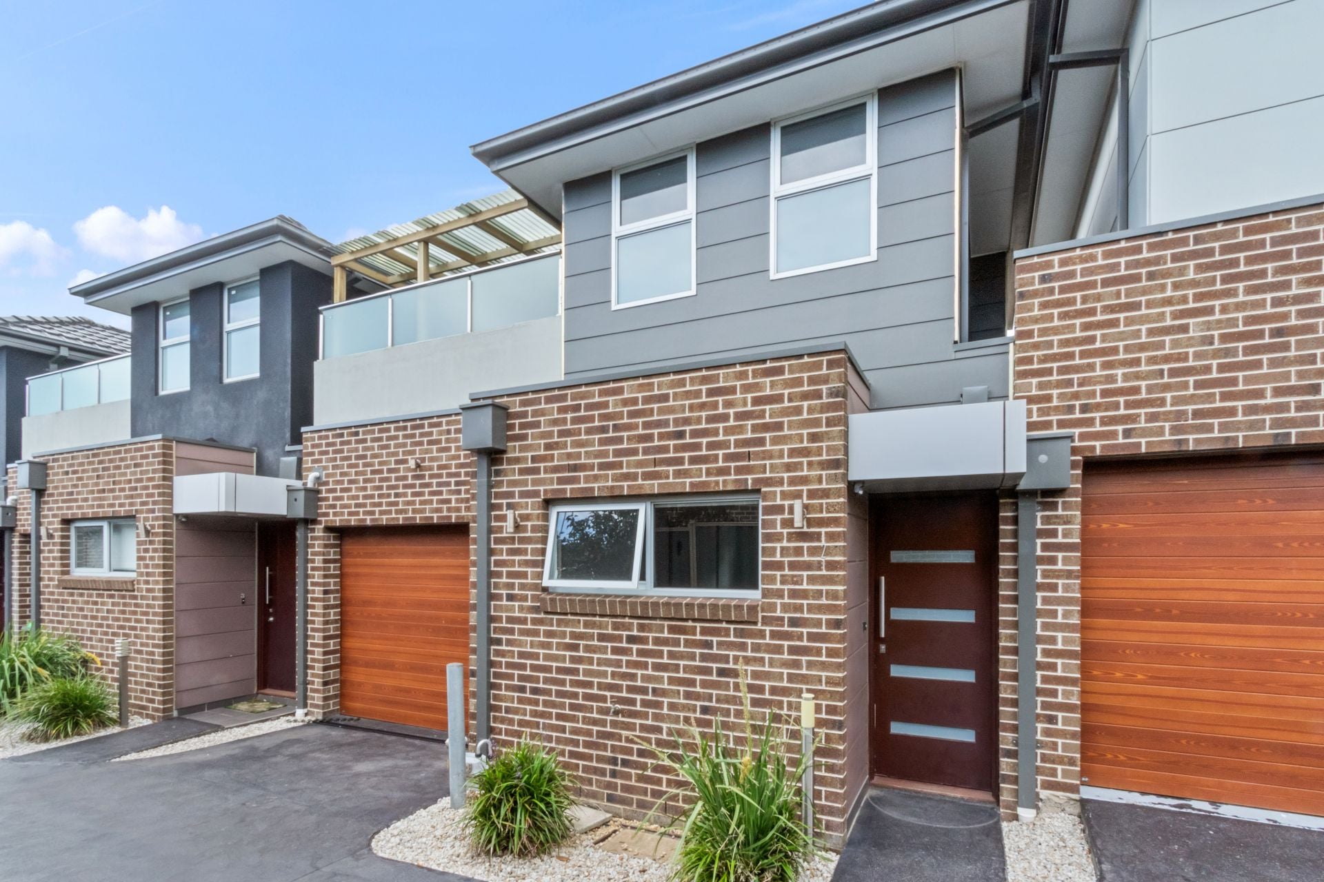 Stylish Townhouse In Good Location!