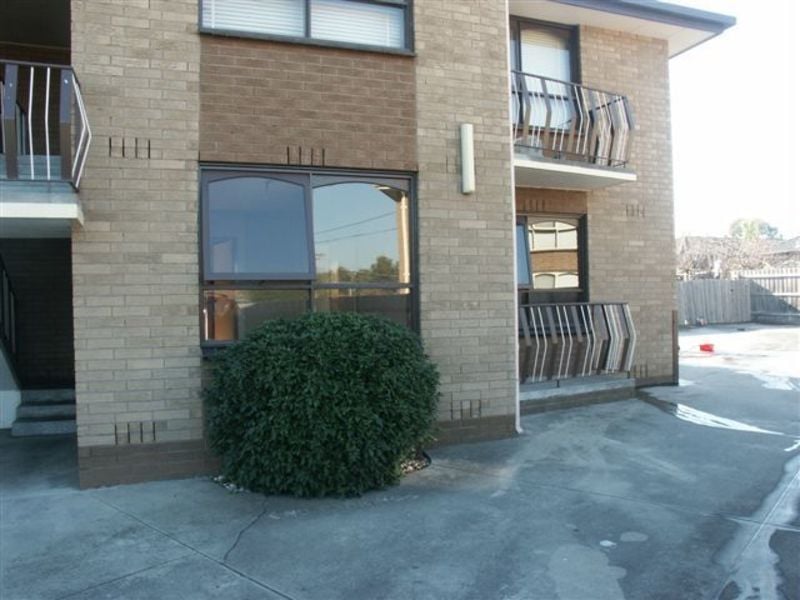 LOW MAINTENANCE, GREAT LOCATION!