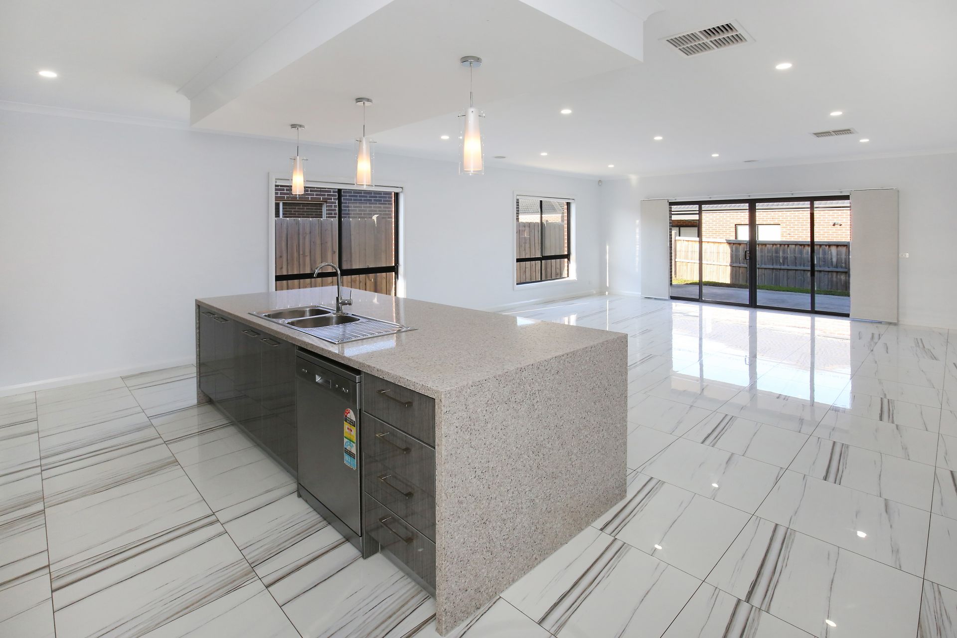 LUXURY LIVING   *Insp Tues 30th July @ 4:30pm*