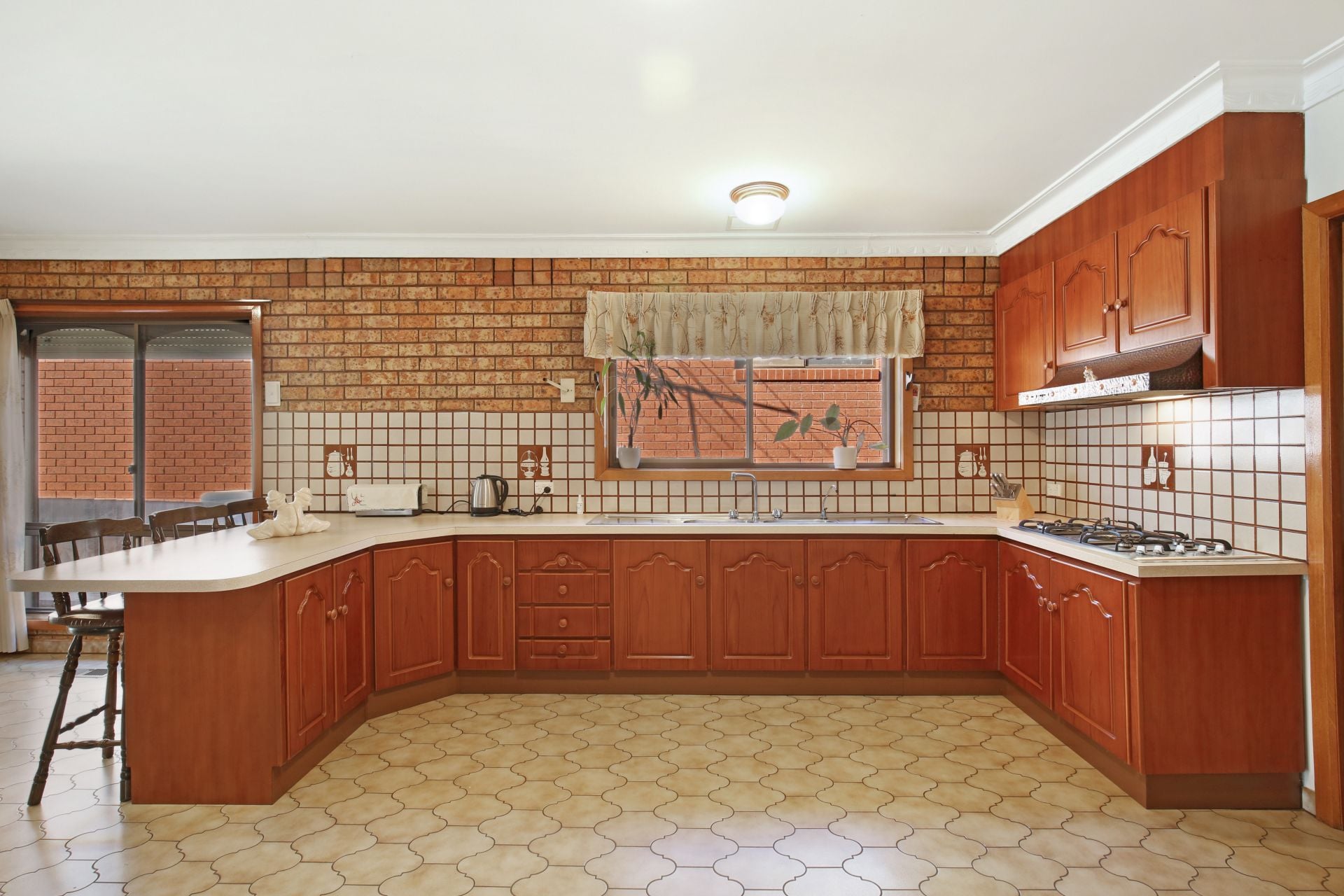 30 SQUARES UNDER ROOF LINE PLUS DOUBLE GARAGE