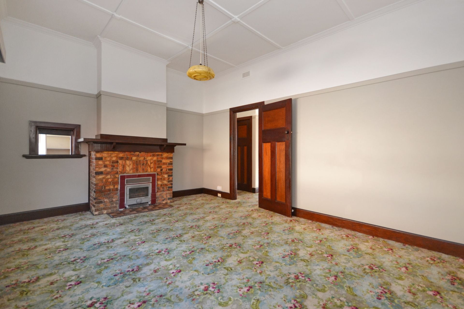 ELEGANT BEAUTY MATCHED WITH A FIRST CLASS LOCATION!