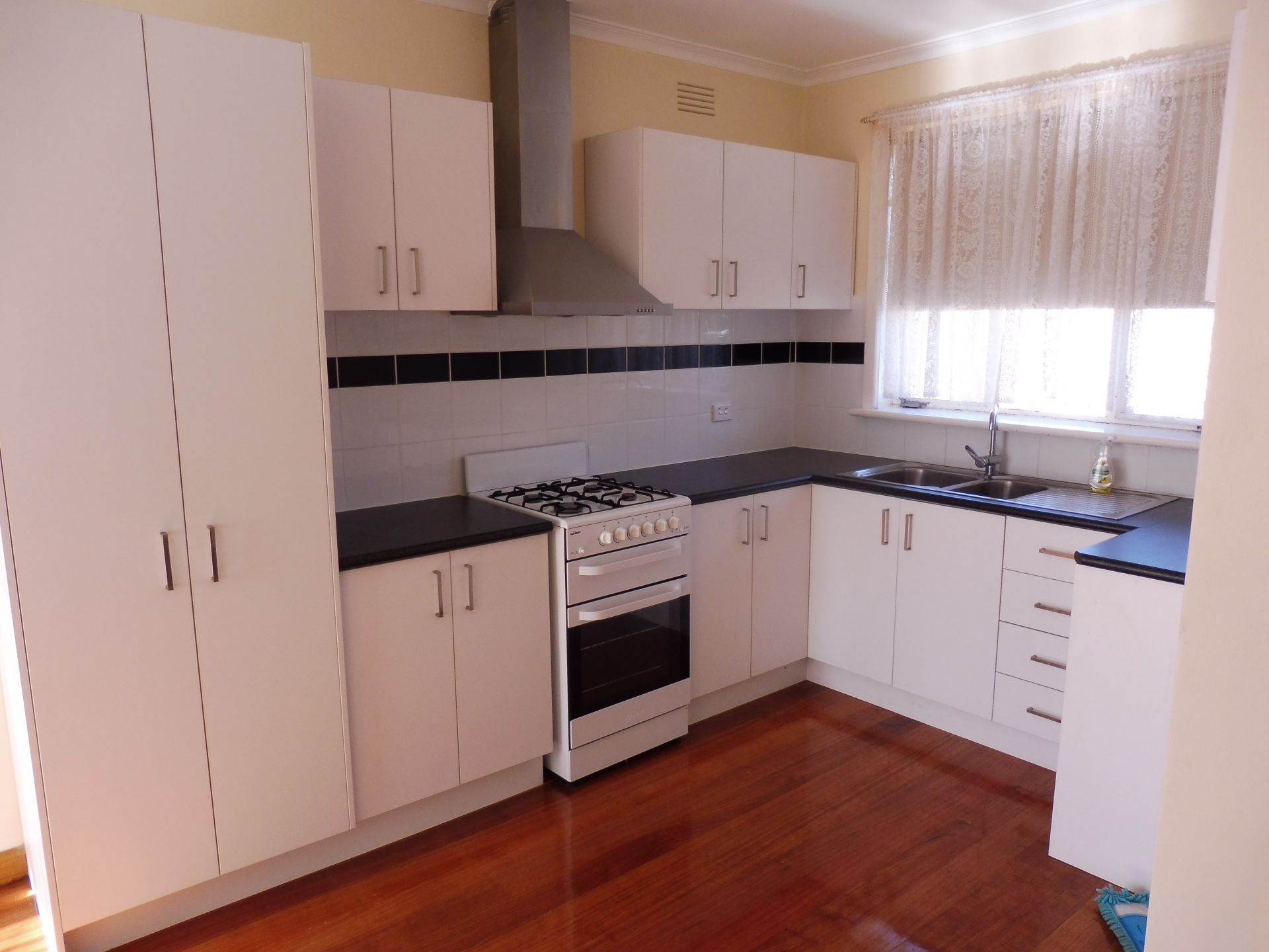 NESTLES CENTRALLY IN THOMASTOWN!