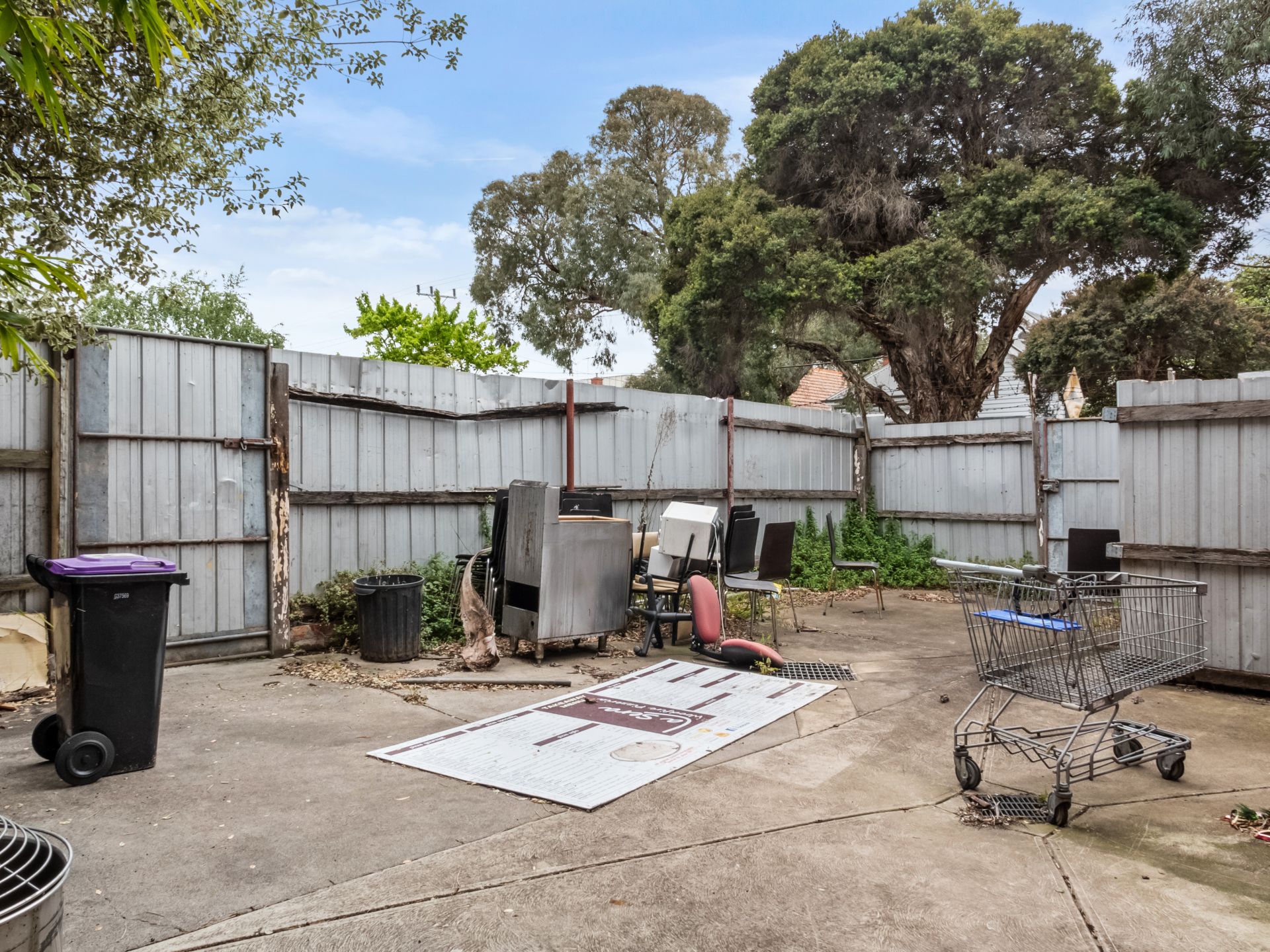 PROMINENT CORNER LOCATION of 448 sqm commercial space with 10 + car spaces.