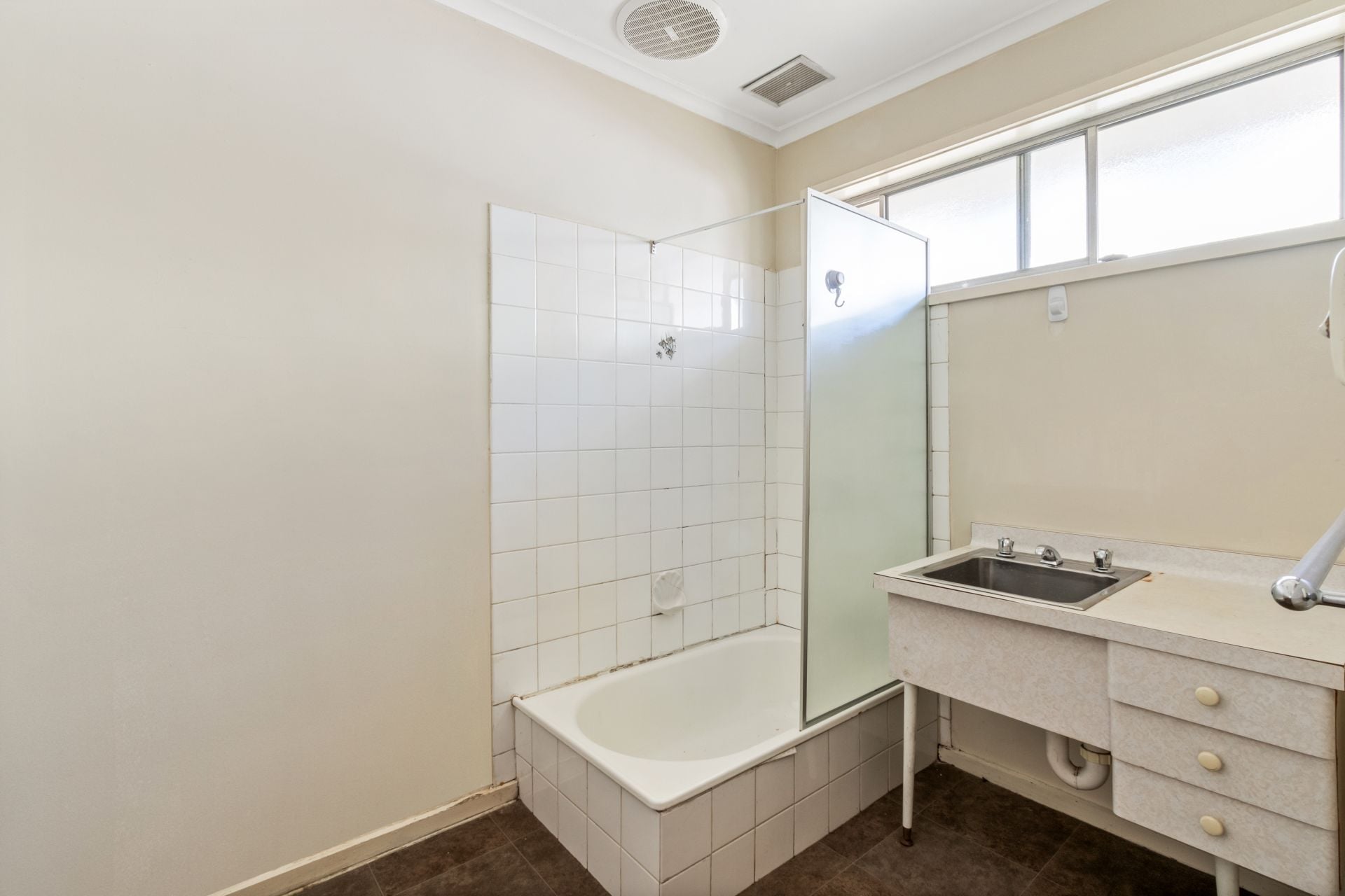 JUST A SHORT WALK FROM LA TROBE UNIVERSITY!