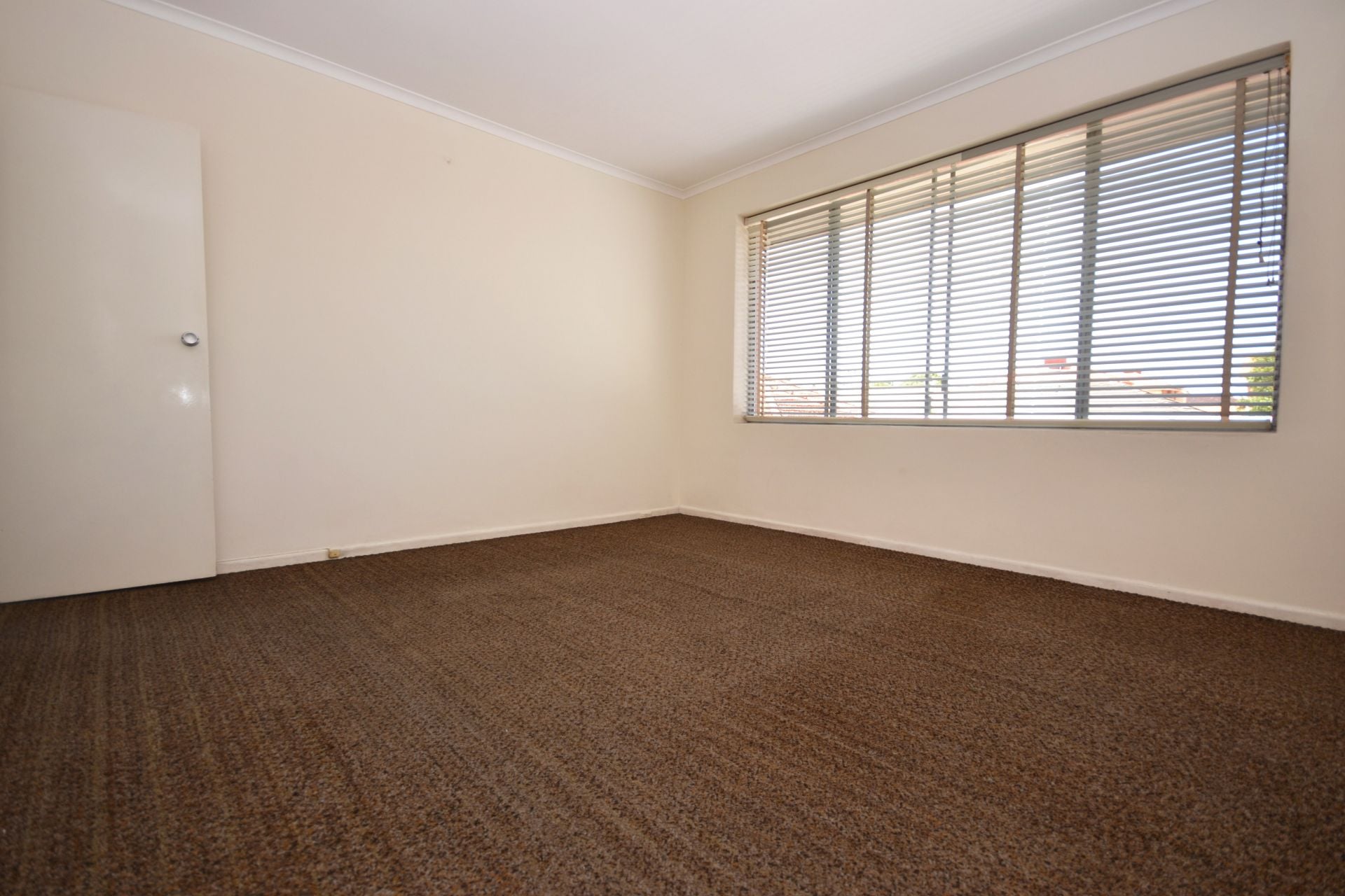 LARGE 2 BEDROOM APARTMENT