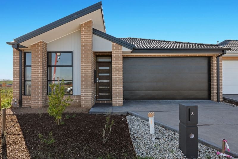 8 Fragrant Crescent, Diggers Rest VIC