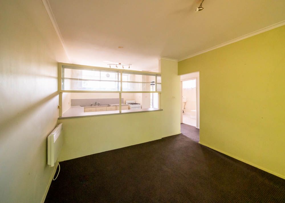 ** Drop in Price ** Ground level 1 bedroom in the heart of Ivanhoe
