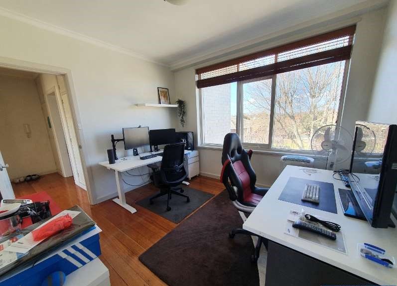 **Bright, sunny & fabulous location**