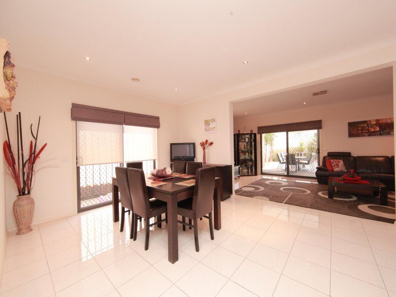 4 Carinya Crescent SOUTH MORANG, South Morang - Thumbnail 5