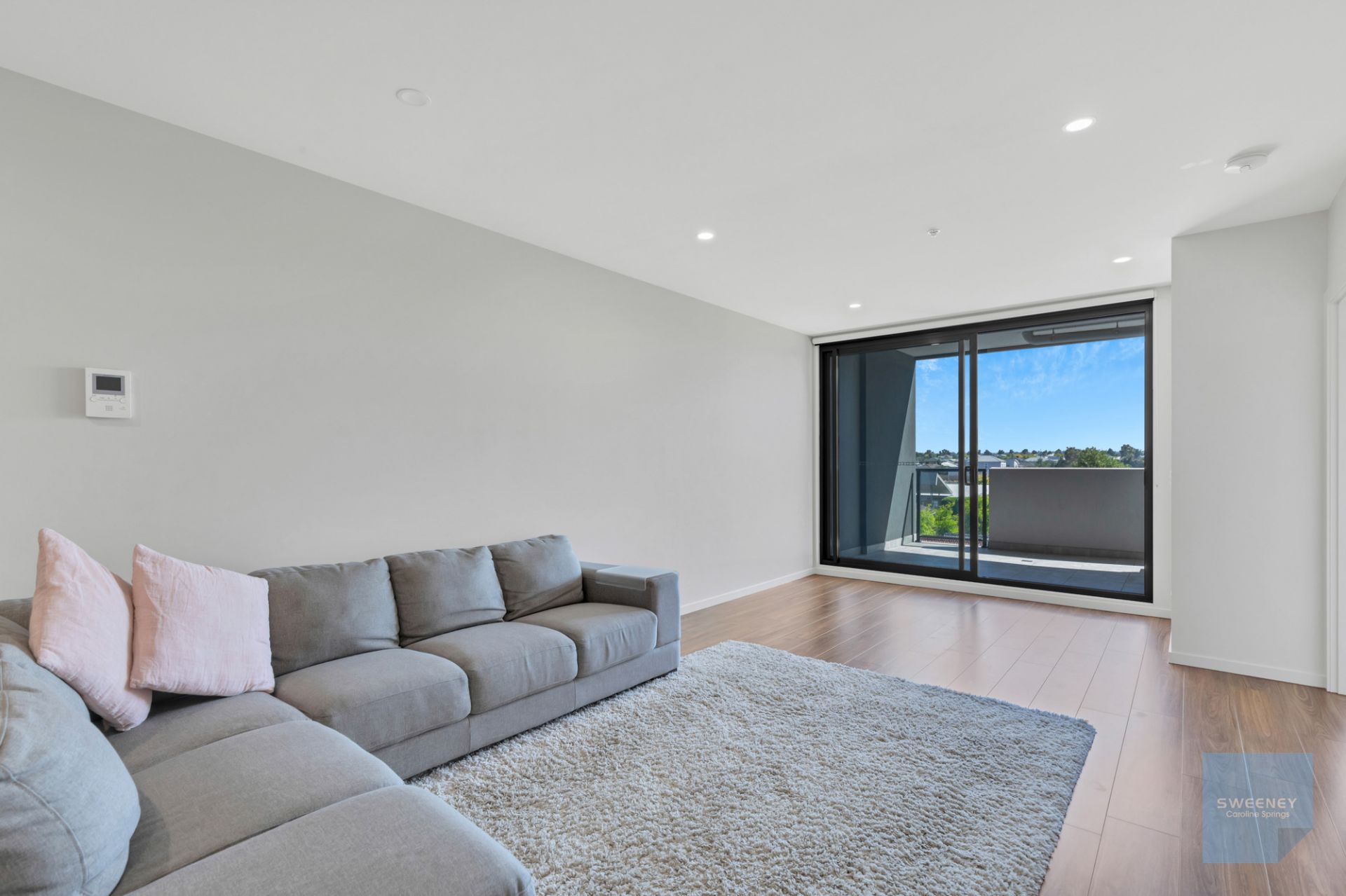 318/9 Commercial Road, Caroline Springs - Thumbnail 4