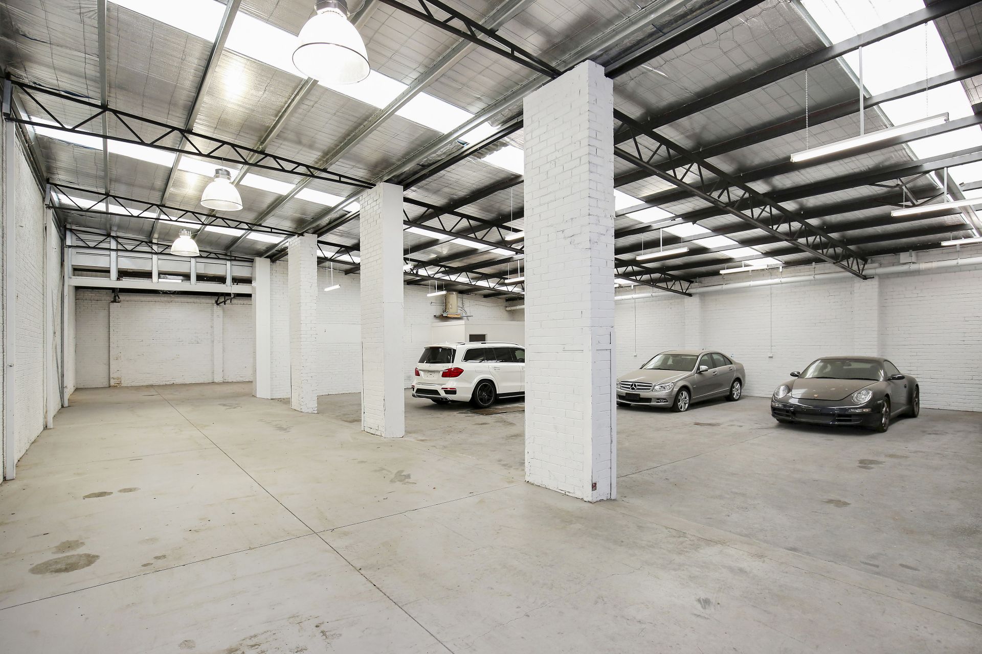 VERSATILE FACTORY IN POPULAR INDUSTRIAL AREA