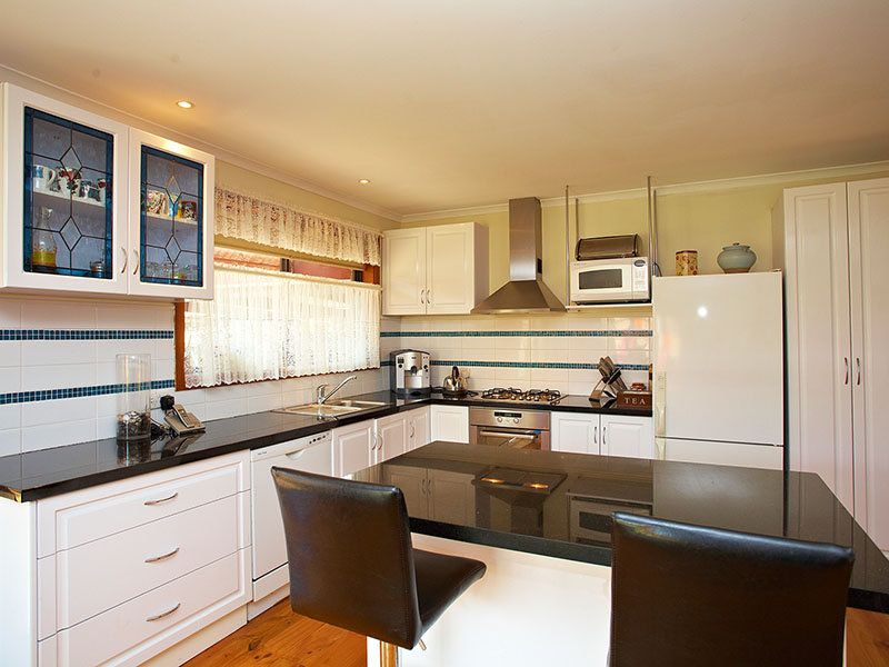 14 Pollywoodside Drive, Altona Meadows - Thumbnail 2