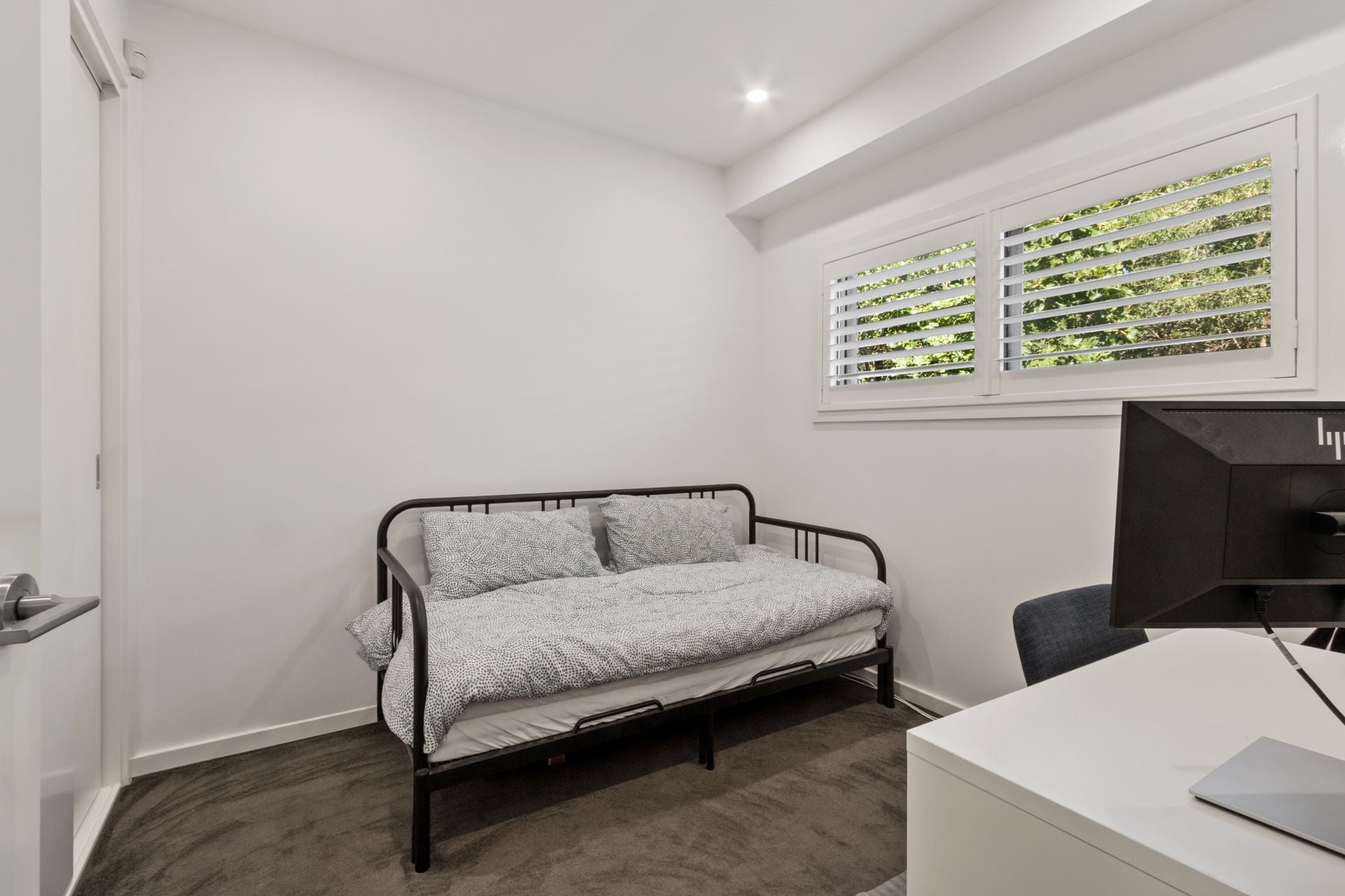Stylish 2-Bedroom Townhouse in Prime Reservoir Location