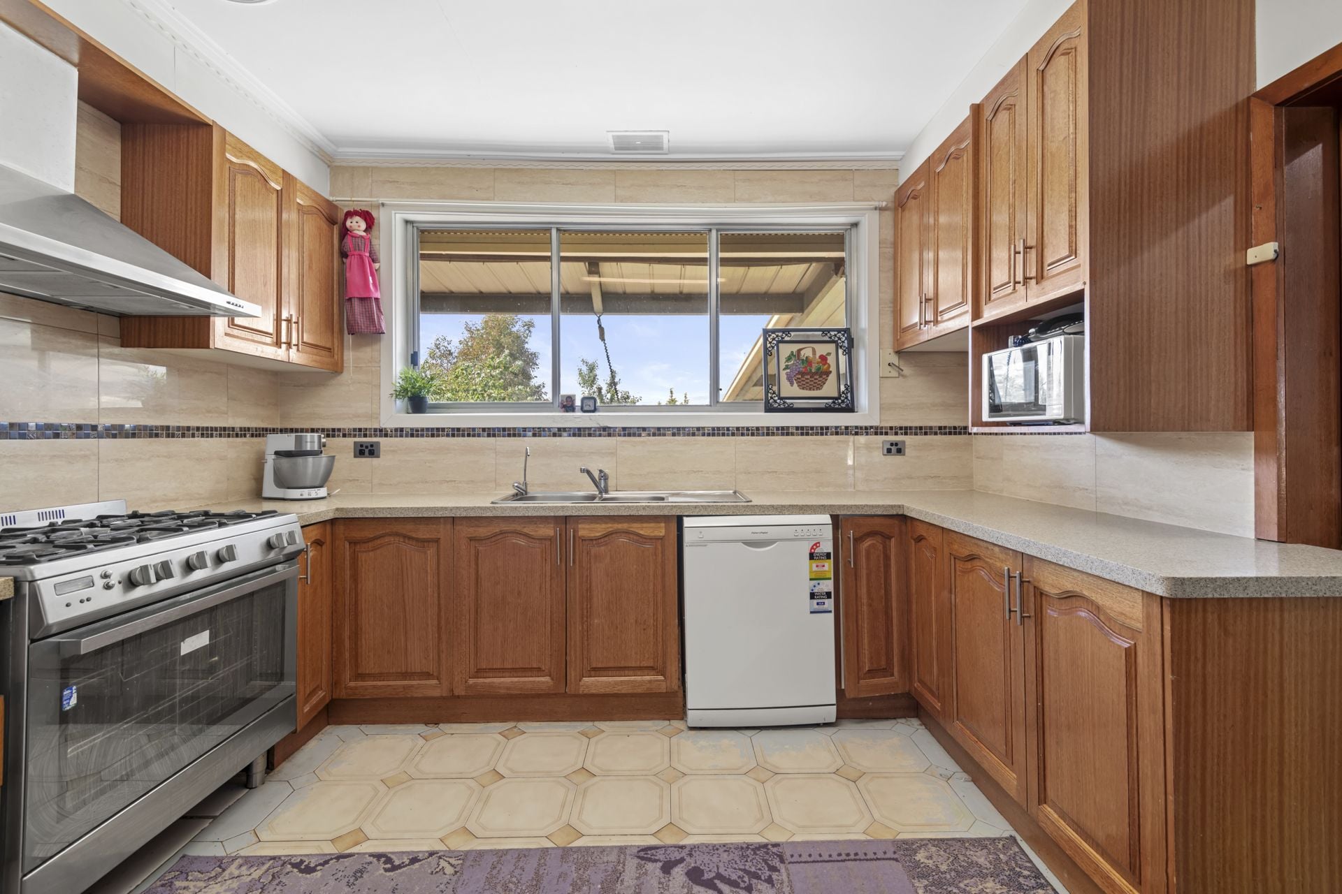 SPACIOUS RESIDENCE WITH GENEROUS ALLOTMENT