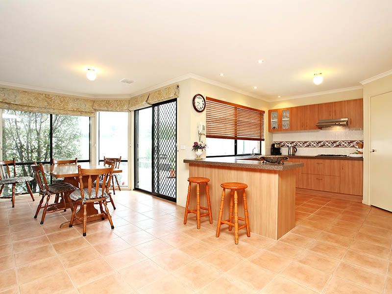 15 Franklin Place, Caroline Springs - Thumbnail 3