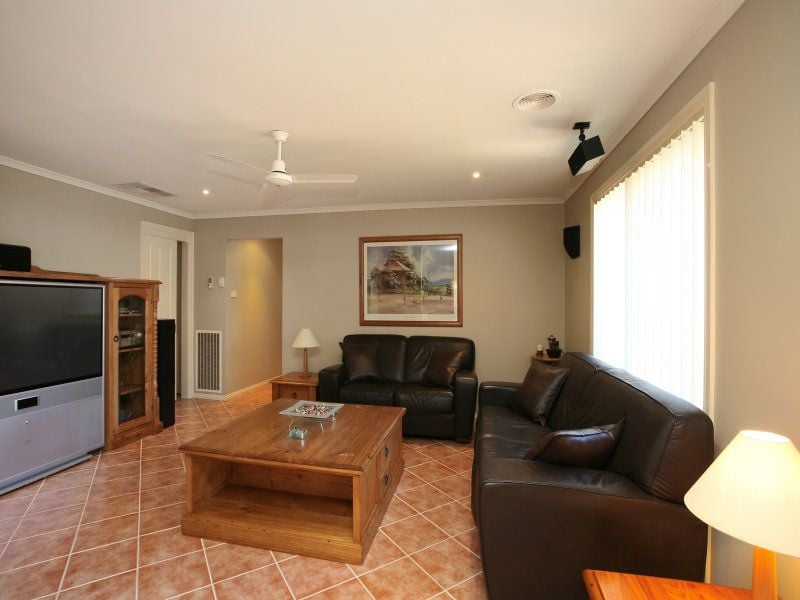 11 Astair Avenue SOUTH MORANG, South Morang - Thumbnail 8