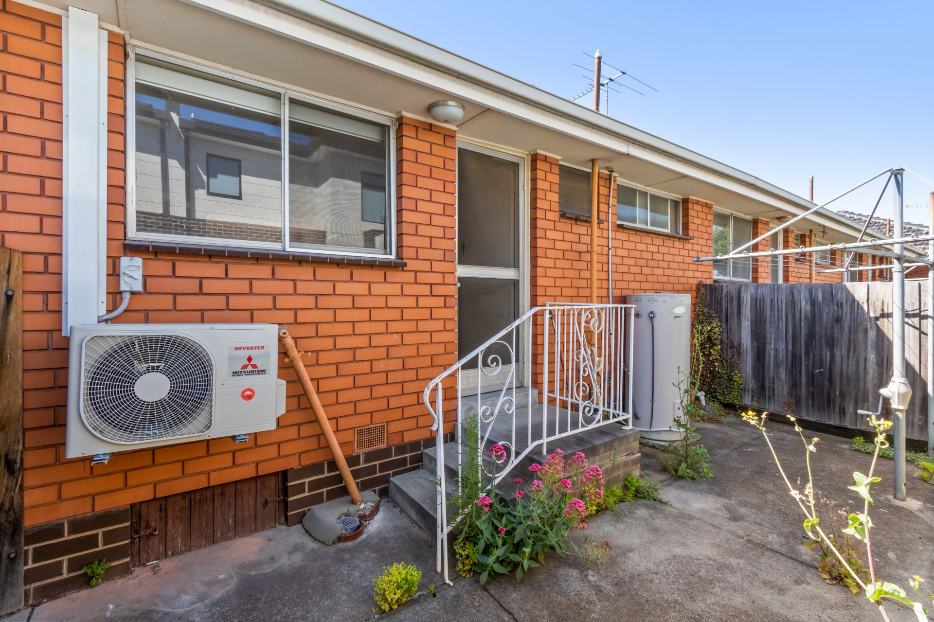 JUST A SHORT WALK FROM LA TROBE UNIVERSITY!