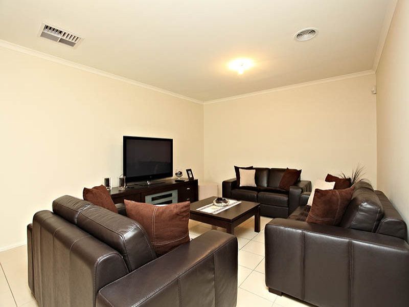 21 Milburn Circuit, Caroline Springs - Thumbnail 5