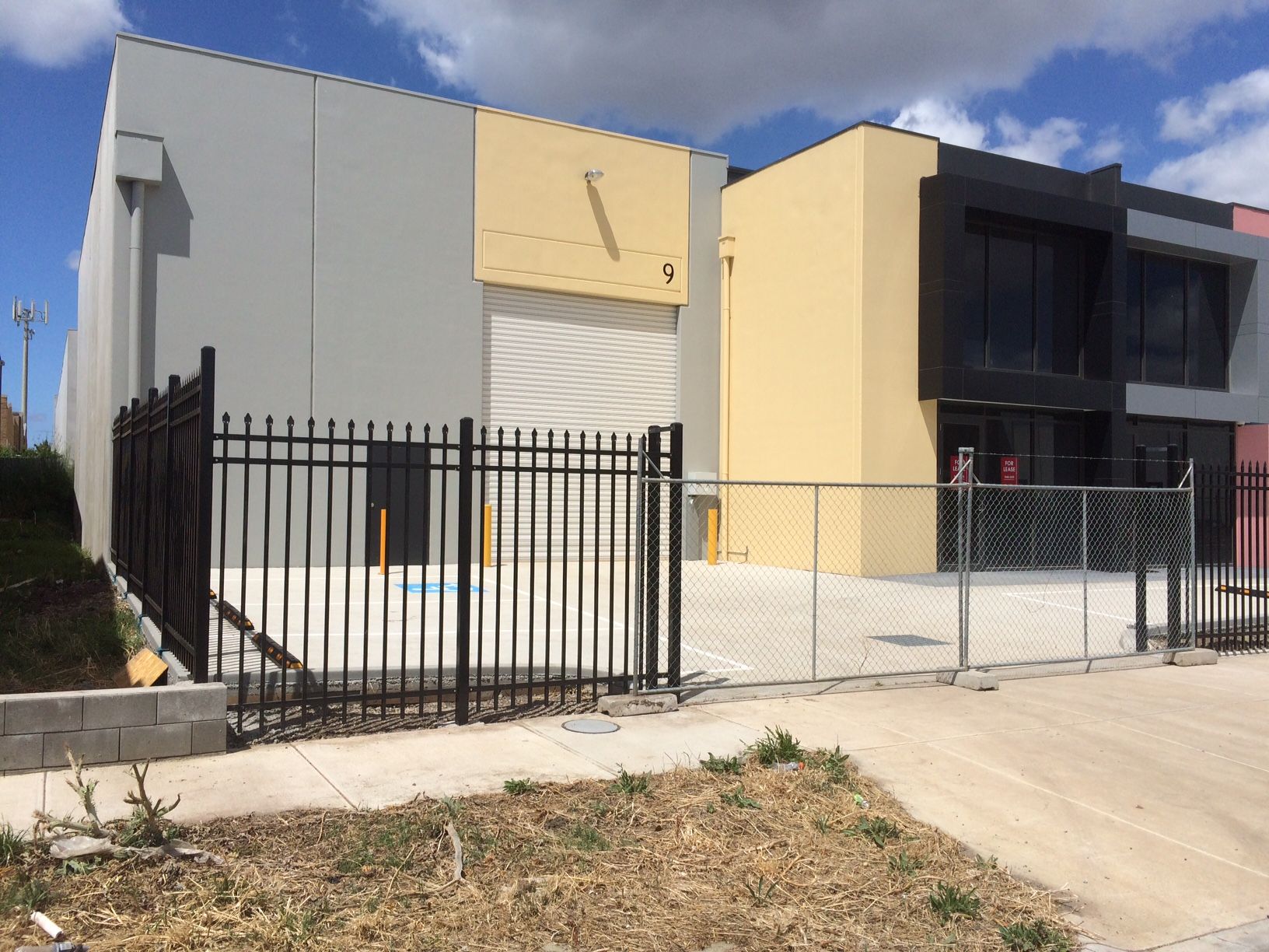 BRAND NEW LIGHT AND BRIGHT 375SQM OFFICE/WAREHOUSE