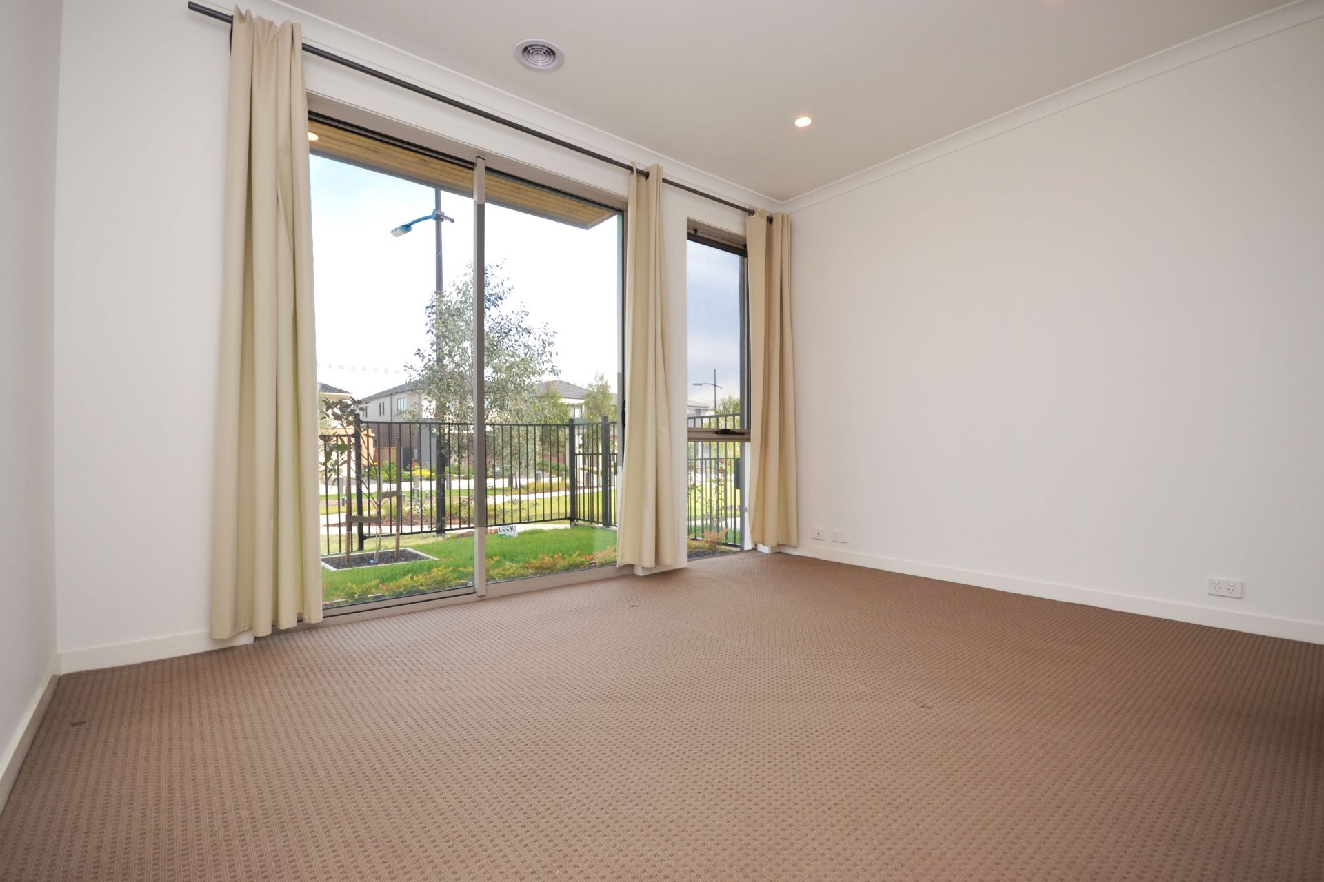 CONTEMPORARY DELIGHT IN COBURG HILL