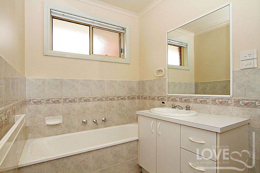 Spacious 2 Bedroom Unit !