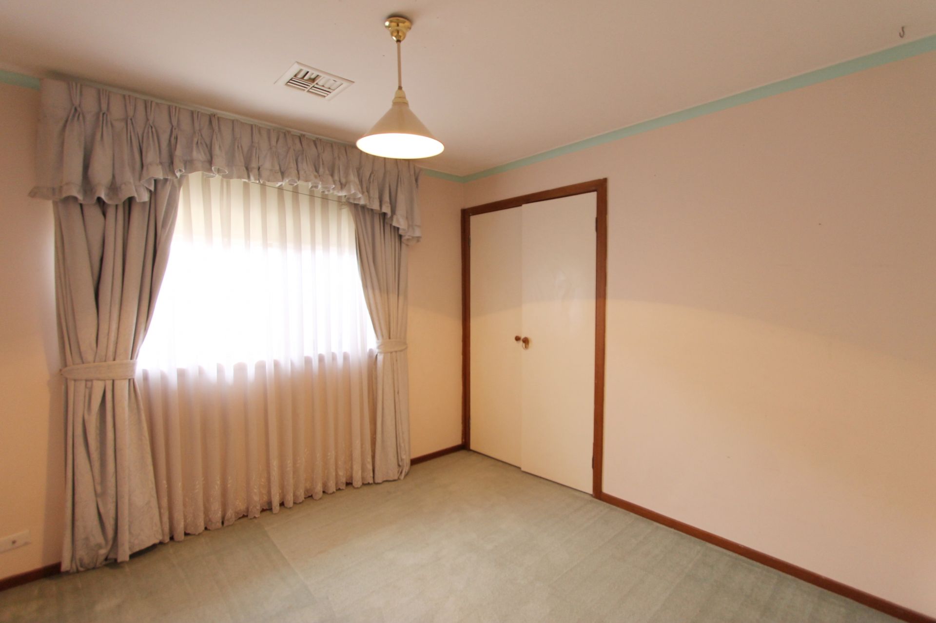 PERFECTLY LOCATED FAMILY HOME