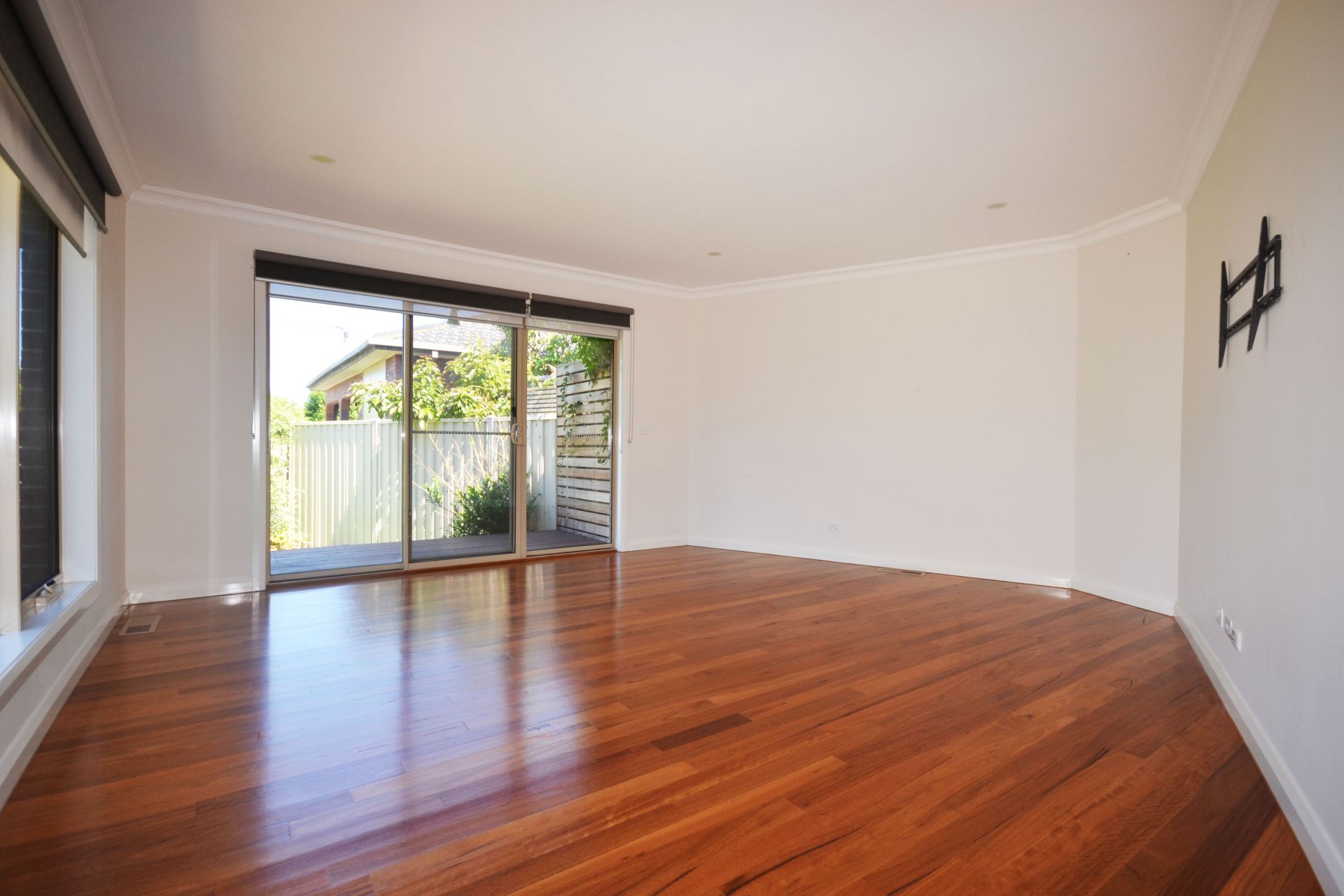 CONTEMPORARY DELIGHT - THE EPITOME OF ELEGANCE WITH PARKLAND VIEWS