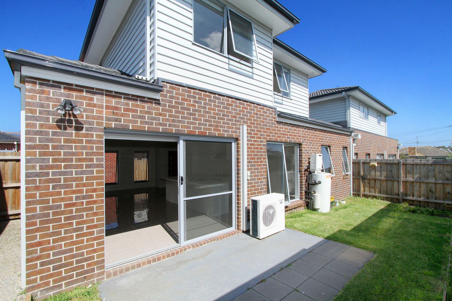 SUPERB TOWNHOUSE CLOSE TO TRANSPORT