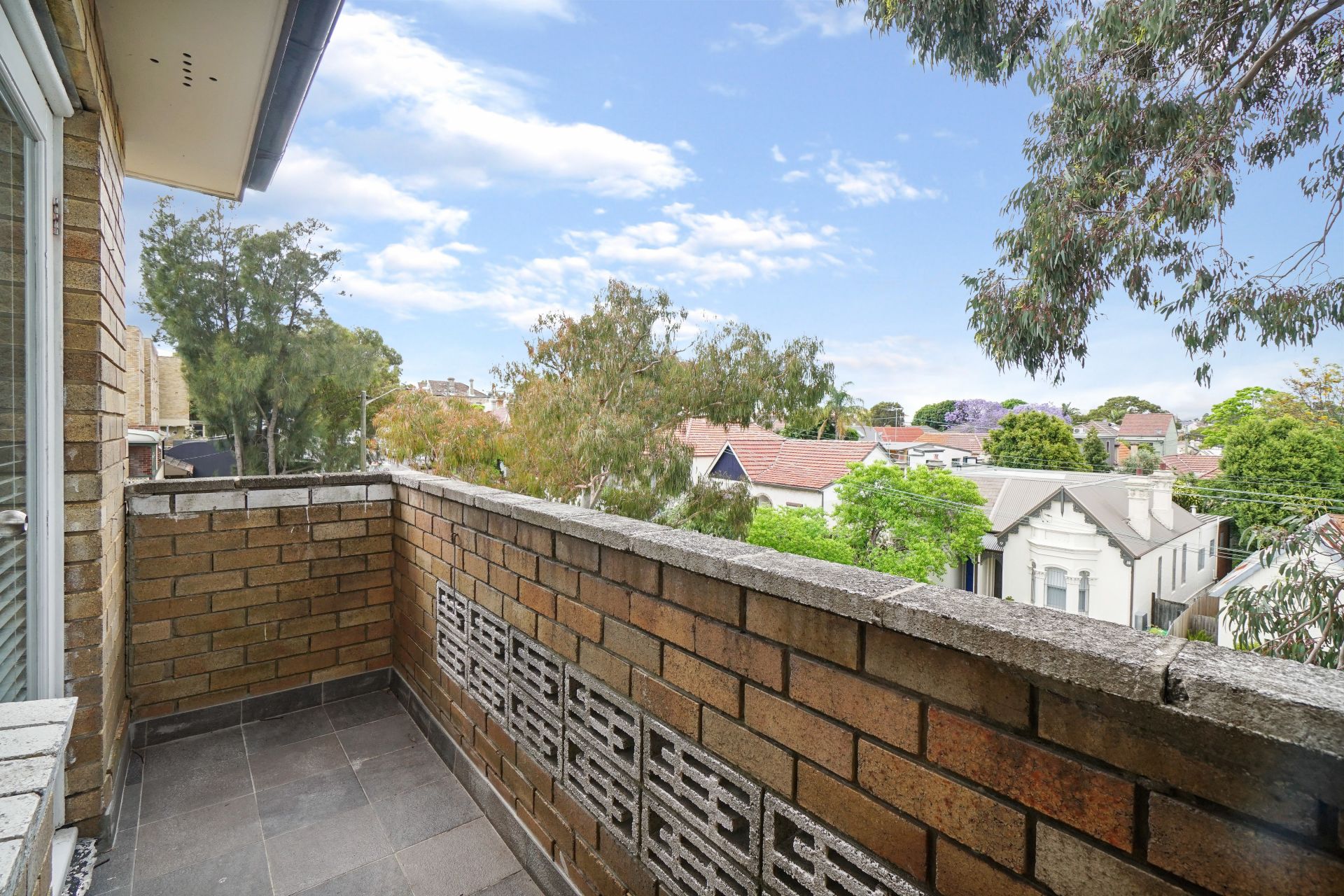 One Weeks Free Rent - Affordable Top Floor Studio Apartment