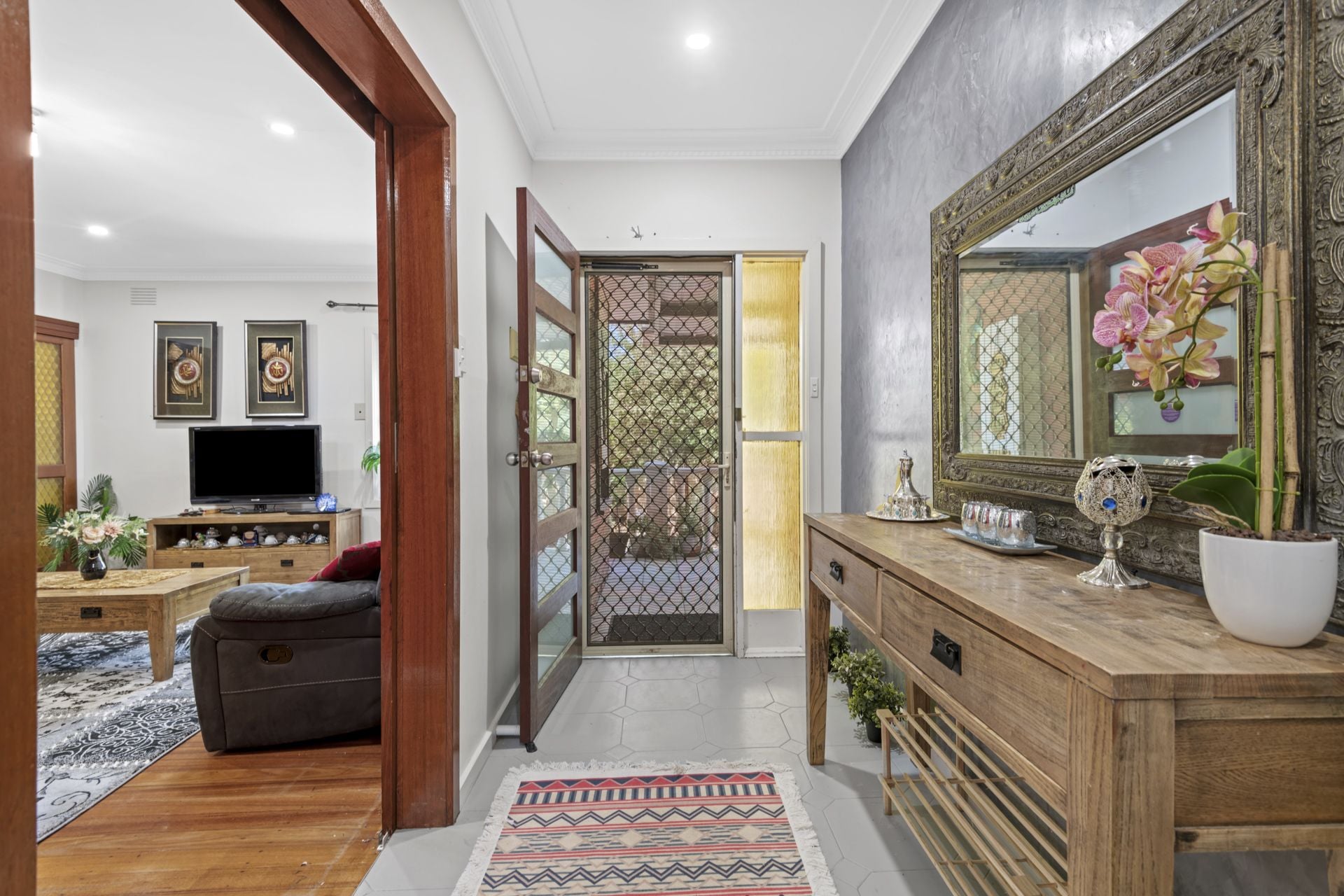 SPACIOUS RESIDENCE WITH GENEROUS ALLOTMENT