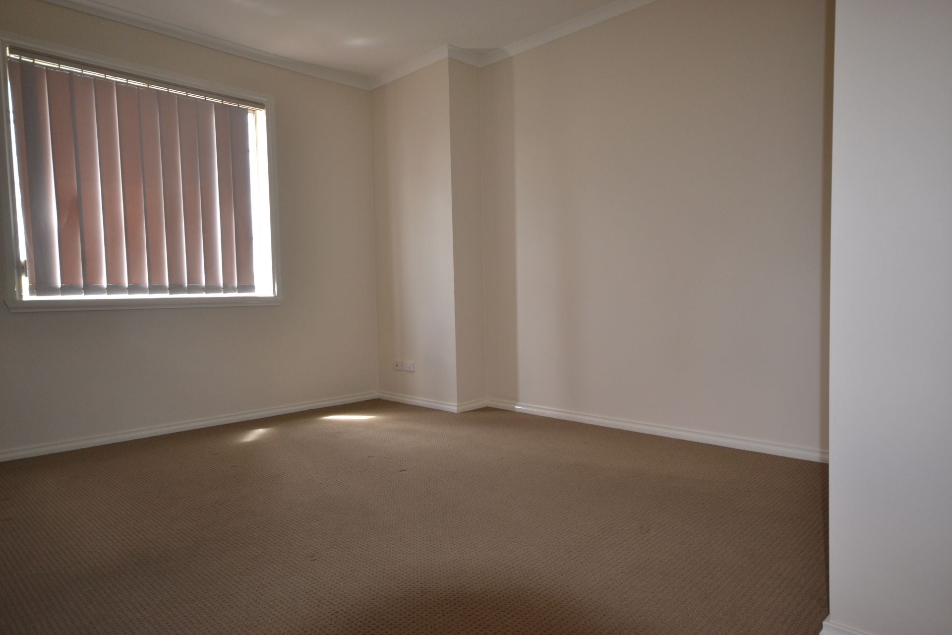 WITHIN WALKING DISTANCE TO SHOPS, TRAIN & BUS